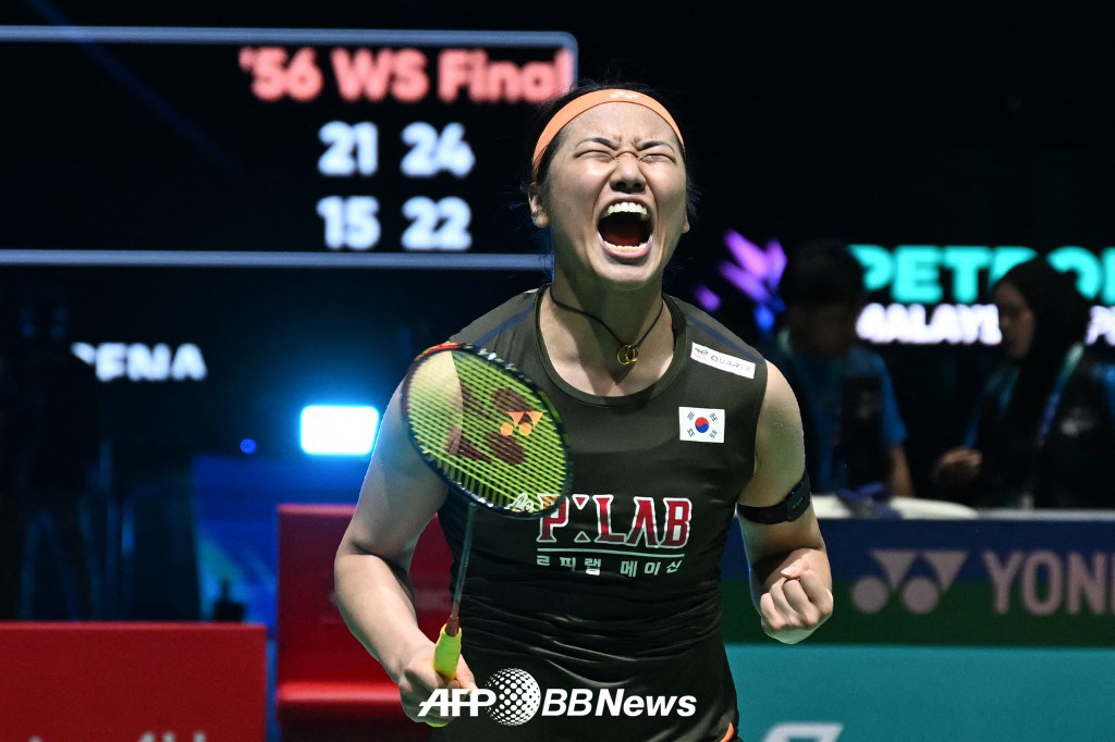 World No. 1 Ahn Se-young roars after beating world No. 2 Wang Zhii of China 2-0 (21-15, 24-22) in the women's singles final of the World Tour Super 1000 Malaysia Open in Kuala Lumpur, Malaysia on the 11th (Korea time). /AFPBBNews=News1
