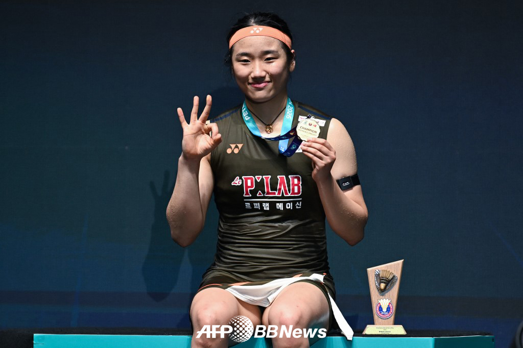 World No. 1 Ahn Se-young is taking a commemorative photo after winning three consecutive tournaments by beating world No. 2 Wang Zhiyi (21-15, 24-22) in the women's singles final of the World Tour Super 1000 Malaysia Open in Kuala Lumpur, Malaysia on the 11th (Korea time). /AFPBBNews=News1