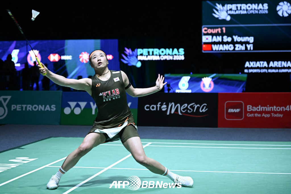 Ahn Se-young, world No. 1, is playing against world No. 2 Wang Zhi (China) in the women's singles final of the World Tour Super 1000 Malaysia Open in Kuala Lumpur, Malaysia on the 11th (Korea time). /AFPBBNews=News1