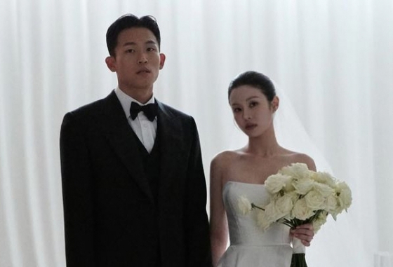 Jung Woo-young (left) wedding photo shoot. /Picture = Jung Woo-young's SNS farewell