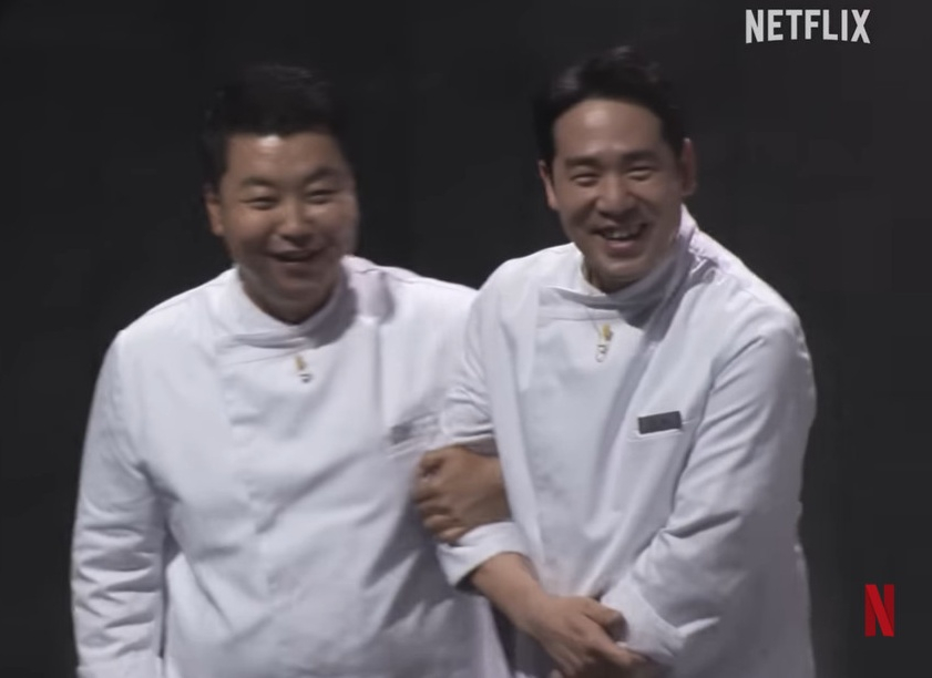 =左起为郑浩英、sam kim厨师。