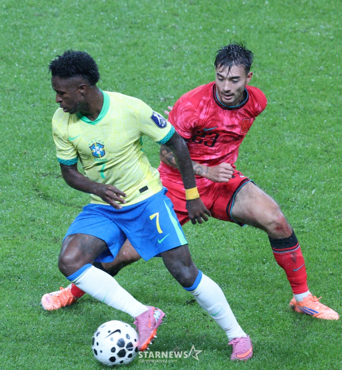 韩国国家足球队去年10月在首尔世界杯体育场与巴西国家队进行了友谊赛。  图为恩斯卡斯特罗在防守巴西维尼修斯。 =照片=金镇京。