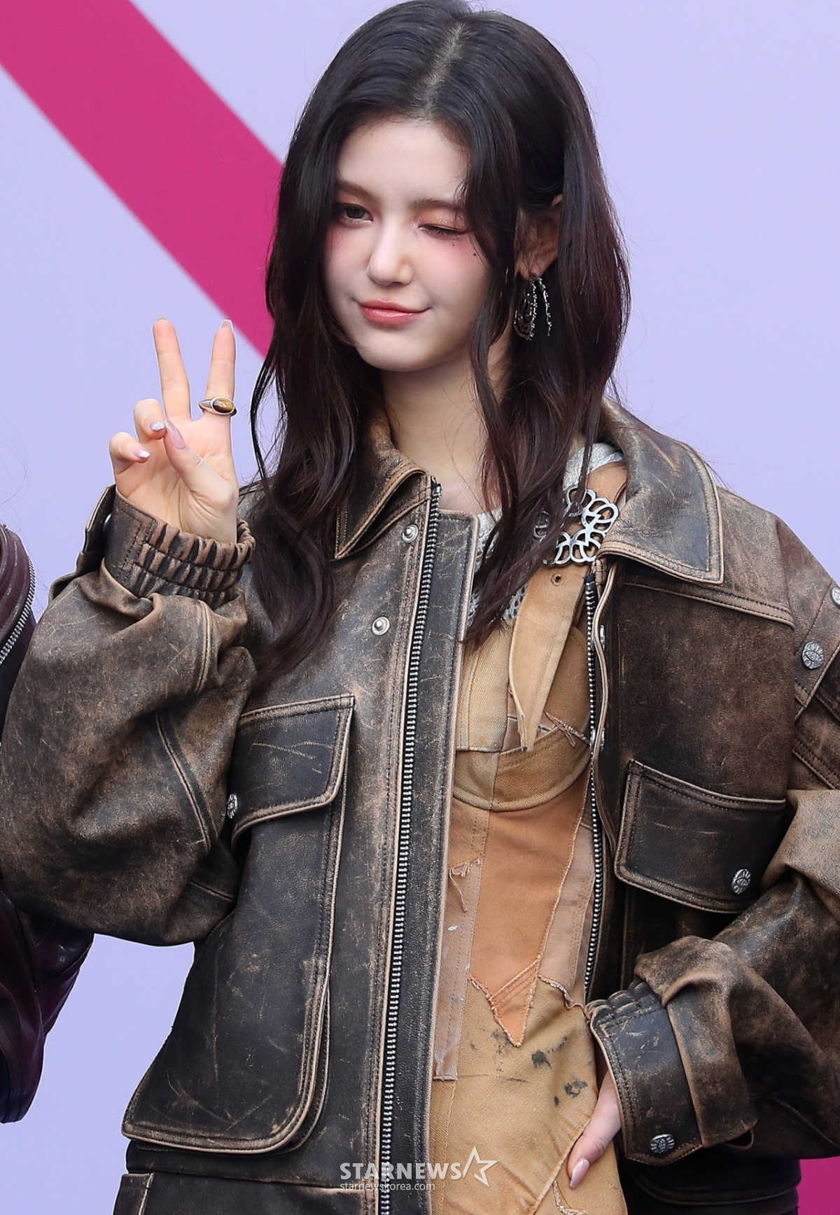 1日下午,在首尔东大门区DDP举行的"2024 F/W首尔时装周(SFW)"开场秀上,女子组合New Jin's Daniel正摆出造型,供记者们拍照。 照片=金昌贤