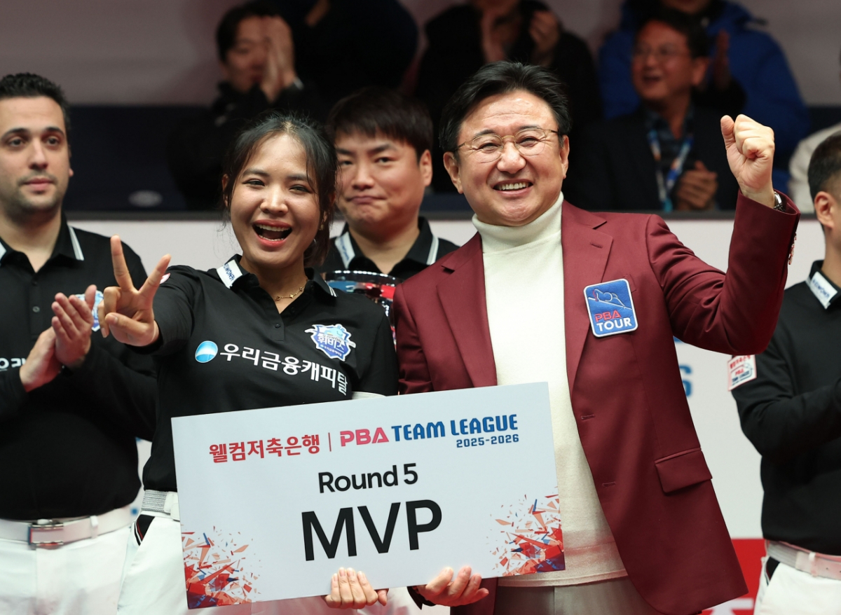 第五轮MVP斯隆·皮亚比(左)在颁奖仪式上与PBA副总裁张尚进合影。 =照片=PBA提供。