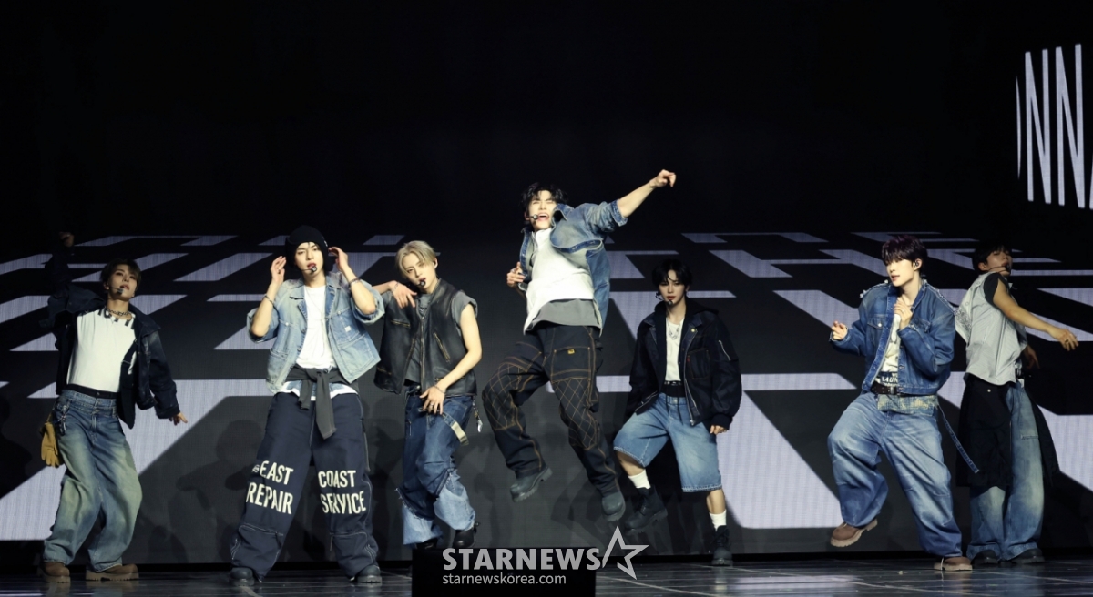 Chiều 12/5, nhóm nhạc Alpha Drive One đang trình diễn ca khúc chủ đề tại showcase kỷ niệm phát hành mini album vol.1 Euphoria diễn ra tại Blue Square, Yongsan-gu, Seoul.  Album debut EUPHORIA có tổng cộng 6 ca khúc, bao gồm ca khúc được công bố trước mang tên Formula, ca khúc chủ đề Freak Alarm, Raw Flame, Chains, Never Been 2 Heaven và Cinnamon Shake. /2026.01.12 /Ảnh = Photoguy@ Lee Dong Hoon