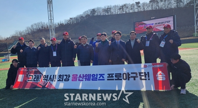 President Hu Jie-yeon and Ulsan Mayor Kim Doo-gyeom are taking a group photo together on their visit. /Photo = Reporter Park Soo-jin