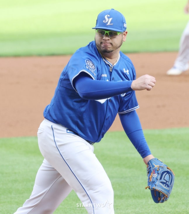 图为，去年7月投球的胡罗岛。 =照片=金镇京。