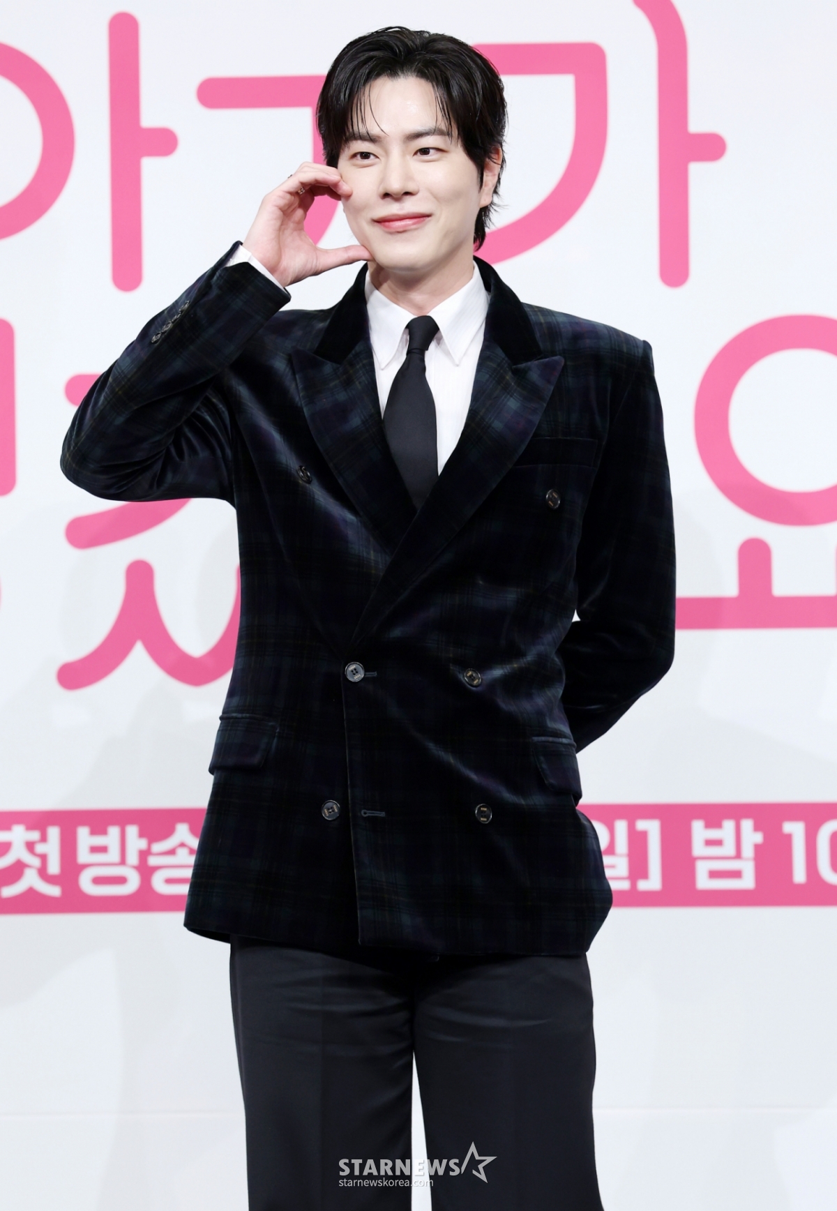 Actor Hong Jong-hyun poses at the production presentation of Channel A's Saturday-Sunday drama "I Have a Baby" held at The Link Hotel in Guro-gu, Seoul on the 13th. /2026.01.13 / Photo = Kim Hwi-seon hwijpg@