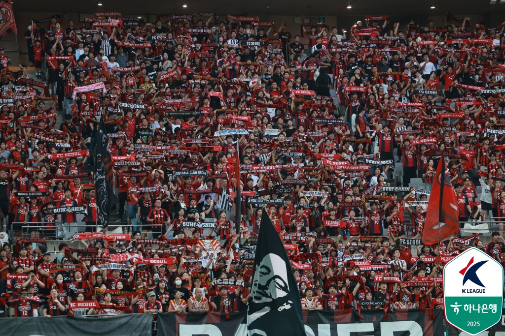 去年8月在首尔世界杯体育场举行的FC首尔队和FC安养队比赛当时，首尔队的支持者。 =图为，韩国职业足球联盟提供。