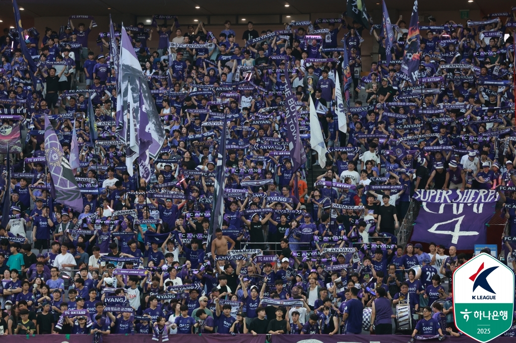 去年8月在首尔世界杯体育场举行的FC首尔队和FC安养队比赛时，安养队的支持者。 =图为，韩国职业足球联盟提供。