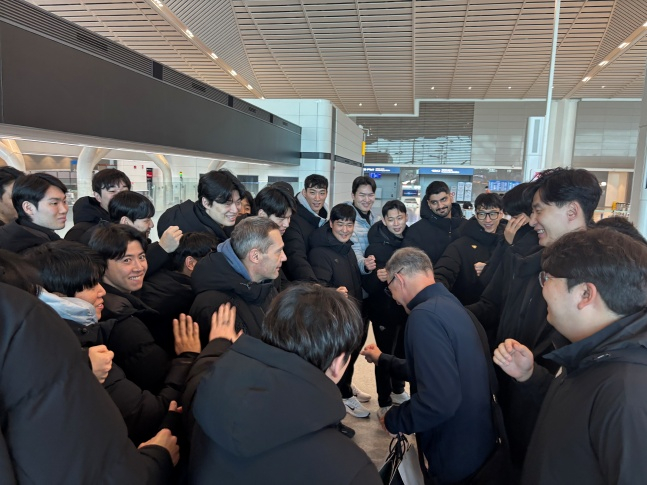 13日，Woori信用卡队和前台在仁川国际机场与前主教练毛里西奥•帕埃斯（中间握着拳头的人）正在高喊"最后的加油"。 =友利信用卡排球队提供。   