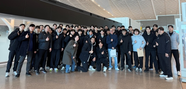 13日,友利信用卡选手团和前台在仁川国际机场为前主教练毛里西奥•帕埃斯送行并合影留念。 =友利信用卡排球队提供。   