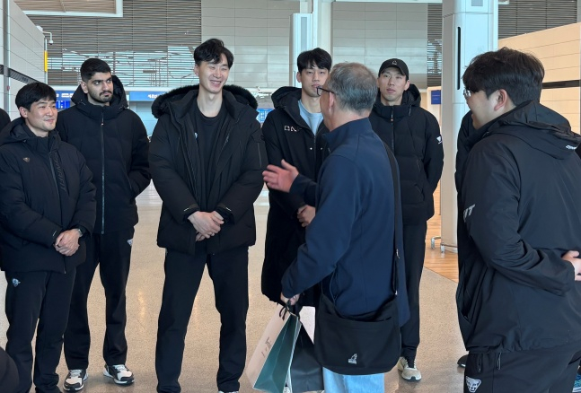 13日，Woori信用卡公司代理主教练朴哲宇（左3）在仁川国际机场收到了前主教练毛里西奥·帕埃斯的助威信息。 =友利信用卡排球队提供。   