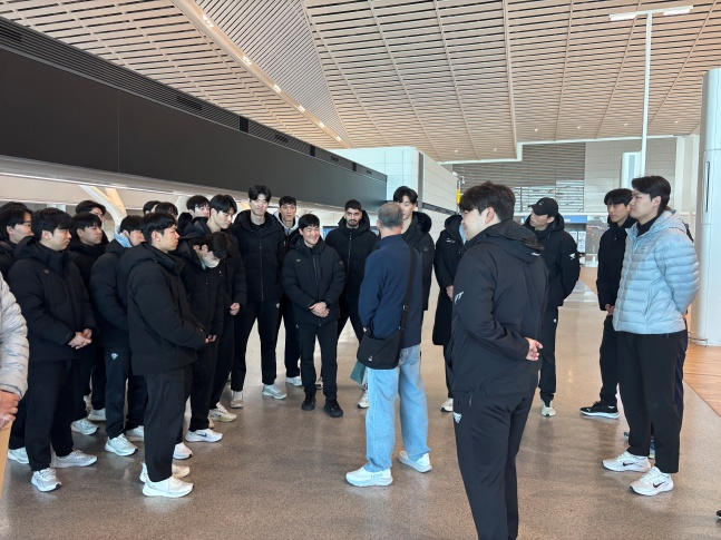 13日，友利信用卡队正在仁川国际机场接受前主教练毛里西奥•帕埃斯的助威信息。 =友利信用卡排球队提供。   