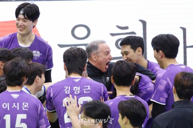 图为，效力于友利信用卡队的帕埃斯主教练（中）和选手团非常高兴。 =照片=金镇京。