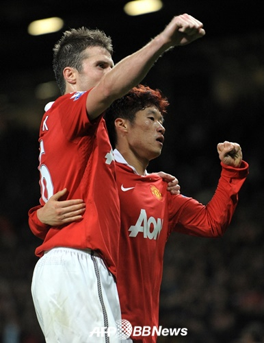 Michael Carrick (left) and Park Ji-sung during the Manchester United days. /AFPBBNews=News1