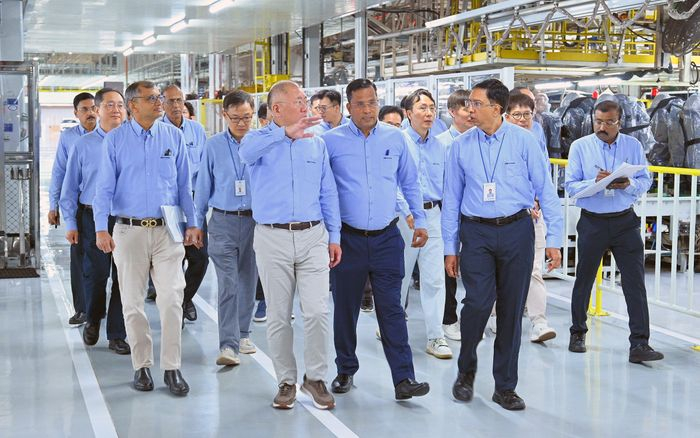 现代汽车集团会长郑义宣正在与现代汽车印度钦奈工厂的职员们一起检查生产线。 前排右起为现代汽车印度钦奈工厂生产室长穆昆丹、现代汽车印度地区CMO戈帕拉•克里希南、郑义宣会长、现代汽车印度地区本部长塔伦•加尔格。