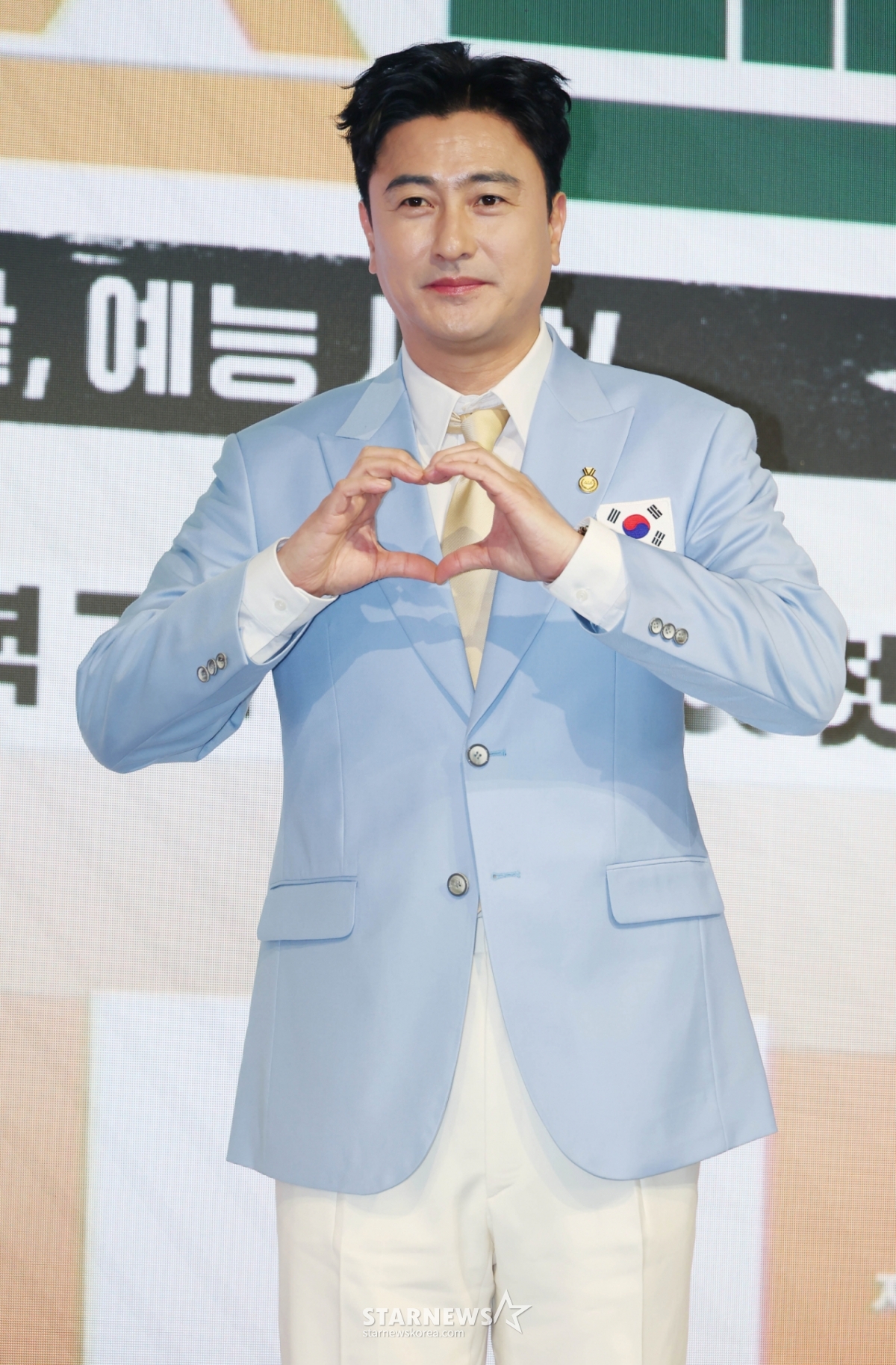 14日下午,电视人安贞焕出席在首尔永登浦区费尔蒙特大使酒店举行的JTBC综艺节目《yes man》的制作发布会,并摆出造型,供记者们拍照。  传奇体育明星们激烈的综艺生存战《yes man》将于17日首播。 /2026.01.14 / 照片=李东勋 photoguy@