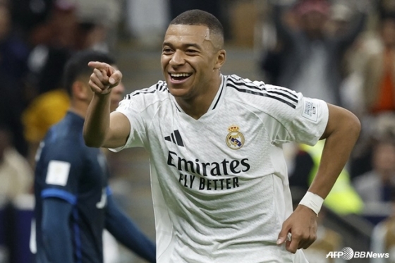 Kylian Mbappe celebrates after scoring. /AFPBBNews=News1