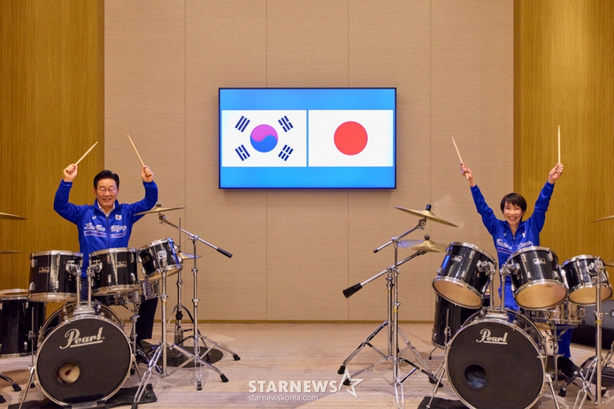 (Nara (Japan) = News1) Reporter Lee Jae-myung = President Hoi Jae-myung and Japanese Prime Minister Takaichi Sanae are wearing blue uniforms and holding an impromptu drum concerto at the Nara Prefecture meeting in Japan on the 13th. Regarding the Korea-Japan summit, Cheong Wa Dae said, "Prime Minister Takaichi presented a drum stick to President Lee Jae-myung and led the ensemble by explaining how to play the drum on the spot." (Joint coverage) 2026.1.13/News1 Copyright © News1. All rights reserved. Unauthorized reproduction and redistribution, prohibition of using AI learning. /Photo = (Nara (Japan) = News 1) Reporter Lee Jae-myung
