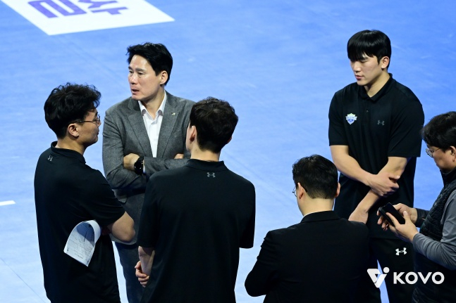 Hyundai Engineering &amp; Construction coach Kang Sung-hyung (2nd from left) is showing regret in an away game against IBK Industrial Bank in the fourth round of the women's regular league of Jin Air 2025-2026 V-League at Hwaseong Indoor Gymnasium on the 11th. /Photo = Courtesy of KOVO