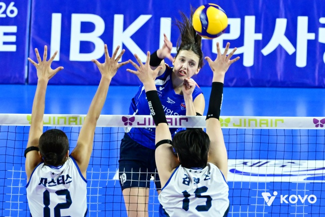 Victoria of IBK Industrial Bank of Korea is attempting to attack in a home game against Hyundai Engineering &amp; Construction in the fourth round of the women's regular league of Jin Air 2025-2026 V-League at Hwaseong Indoor Gymnasium on the 11th. /Photo = Courtesy of KOVO