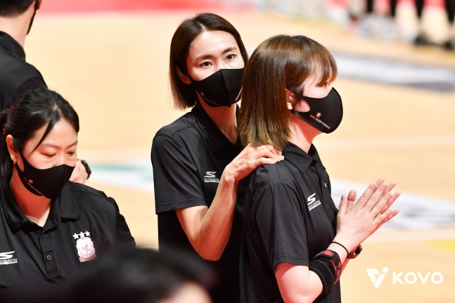 Coach Lee Sook-ja (centre to left). /Photo = Courtesy of the Korea Volleyball Federation