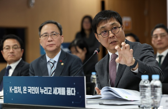 Minister of Culture, Sports and Tourism Choi Hwi-young (right) speaks at the 2nd business report of public institutions belonging to the Ministry of Culture, Sports and Tourism on the 14th.  /Photo = Textbook