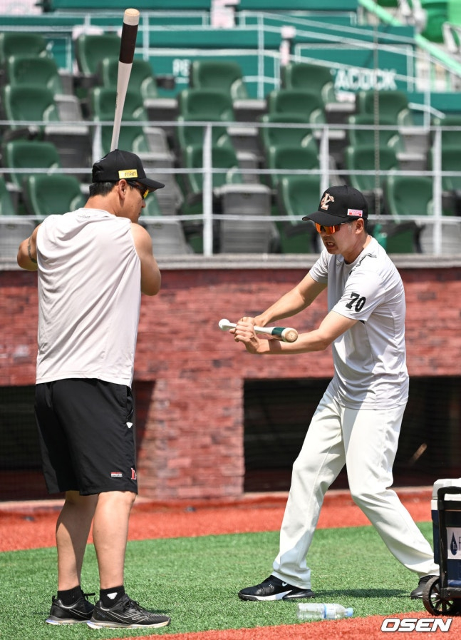 Kim Won-hyung (right) and the late coach Kim Min-jae, who were with SSG Landers. 