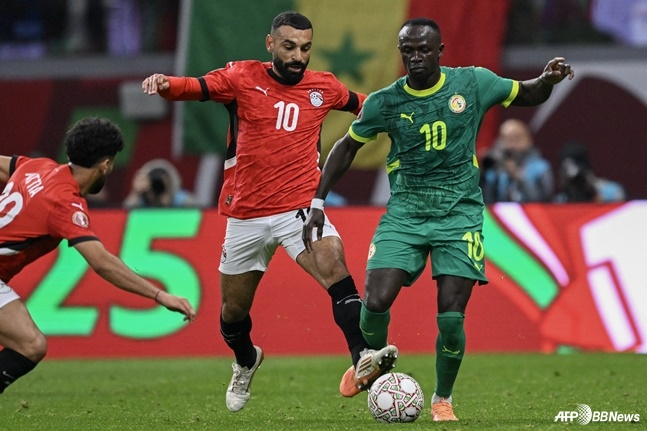 图为，在国家杯4强赛上见到的穆罕默德•萨拉赫（左）和萨迪奥•马内。 =法新社BBNews=新闻1。