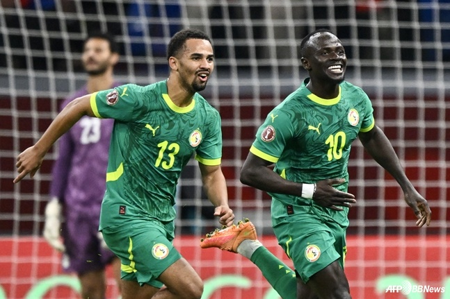 图为萨迪奥•马内(右)在对阵埃及队时攻入制胜一球后庆祝。 =法新社BBNews=新闻1。