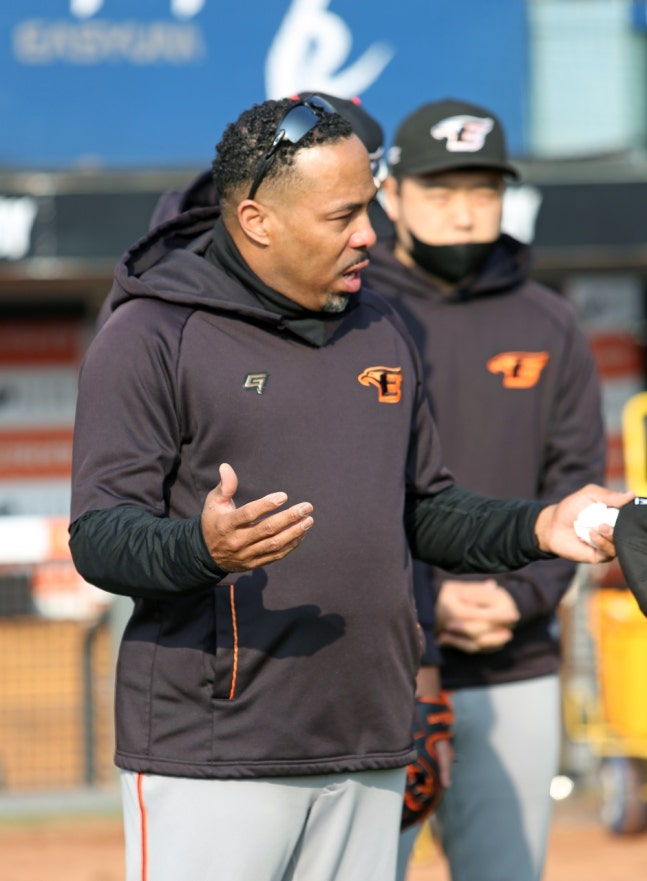 Coach Washington saying goodbye to Hanwha's squad after the 2021 season. /Photo = Hanwha Eagles