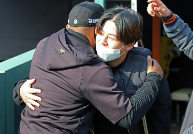 Coach Washington (left) and Noh Si-hwan (right). /Photo = Hanwha Eagles
