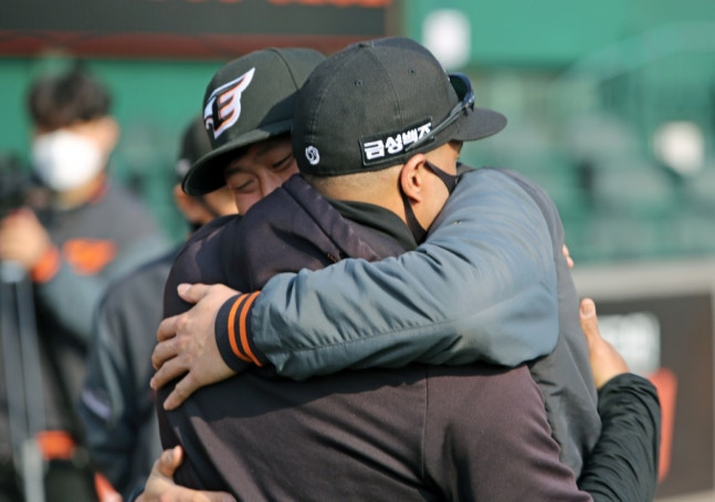Coach Washington (front) and Ha Joo-seok are hugging each other. /Photo = Hanwha Eagles
