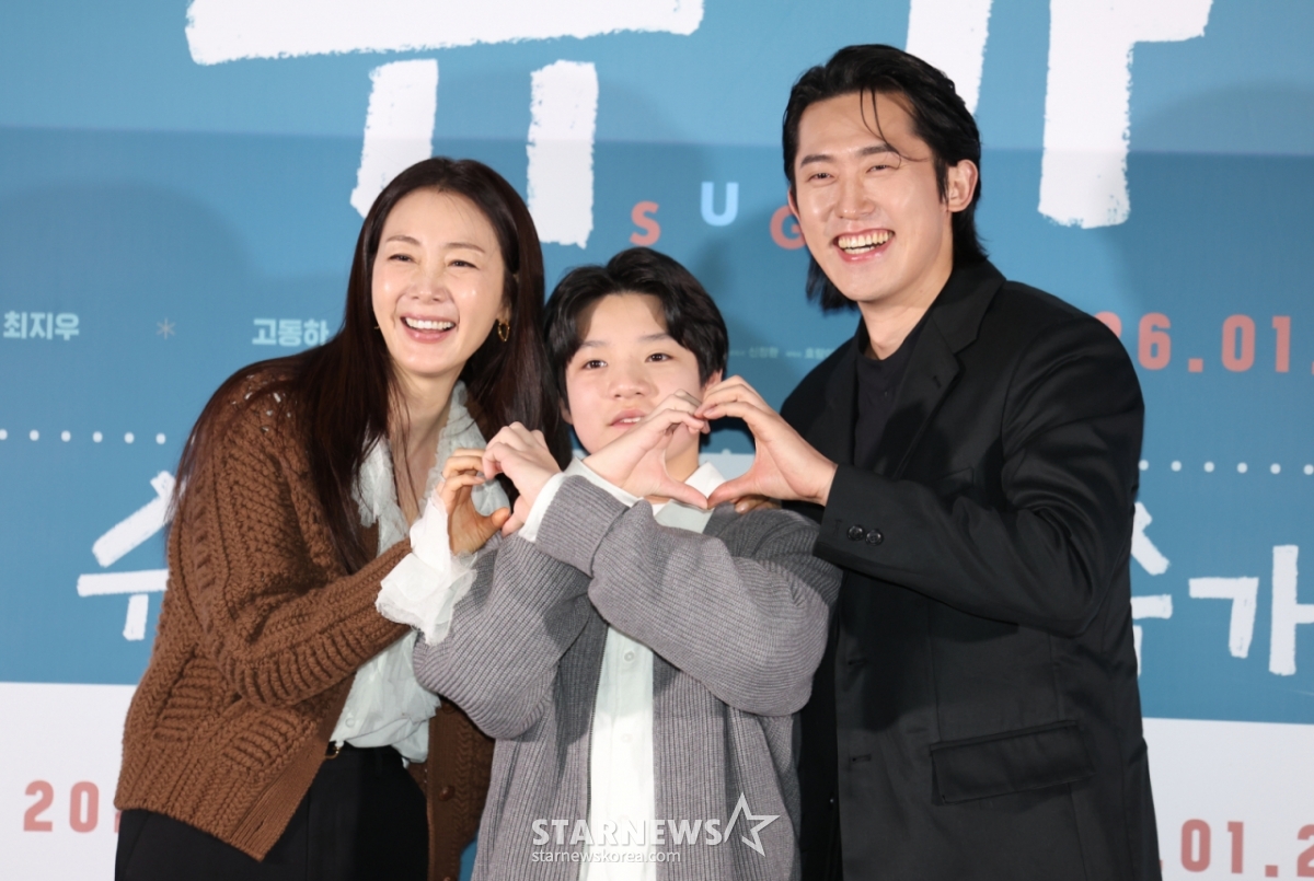 11月15日下午，在首尔广津区乐天影院建国大学入口举行的电影《sugar（导演崔始春）》媒体试映会及记者见面会上，演员崔智友（左起）正摆出造型，供记者们拍照。 =2026.01.15. xconfind@newsis.com /照片=赵成宇