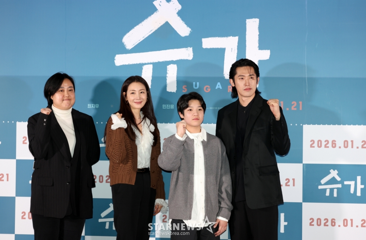 =赵成宇记者=15日下午，在首尔广津区乐天影院建国大学入口举行的电影《sugar（导演崔始春）》媒体试映会及记者见面会上，崔始春（左起）导演和演员崔智友、高东河、闵镇雄正摆出造型，供记者们拍照。 =2026.01.15. xconfind@newsis.com /照片=赵成宇