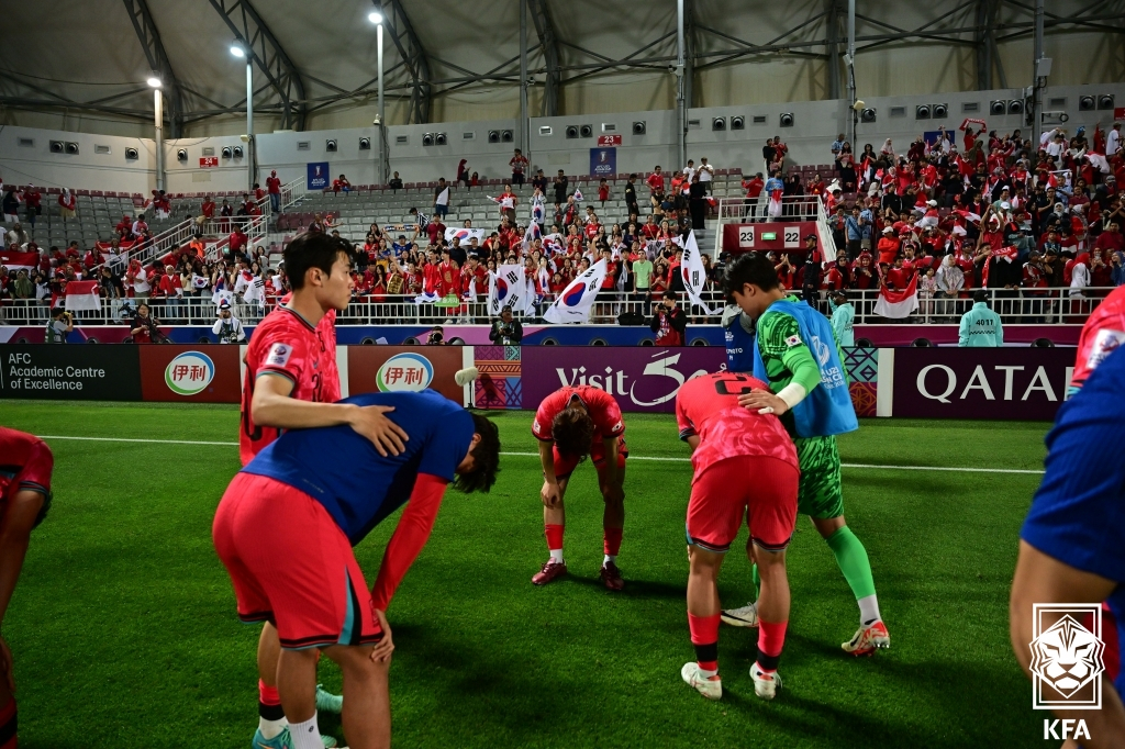 Players who are disappointed after losing to Indonesia in the quarterfinals of the 2024 AFC U-23 Asian Cup after a penalty shootout. South Korea failed to advance to the 2024 Paris Olympics due to the elimination at the time. It was the first time in 40 years that he failed to qualify for the Olympics. /Photo = Courtesy of the Korea Football Association