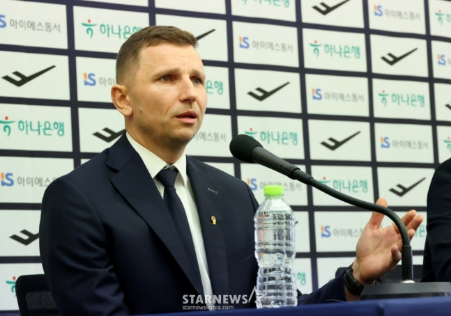 Marjules is answering questions from reporters. /Photo = Kim Jin-kyung on standby