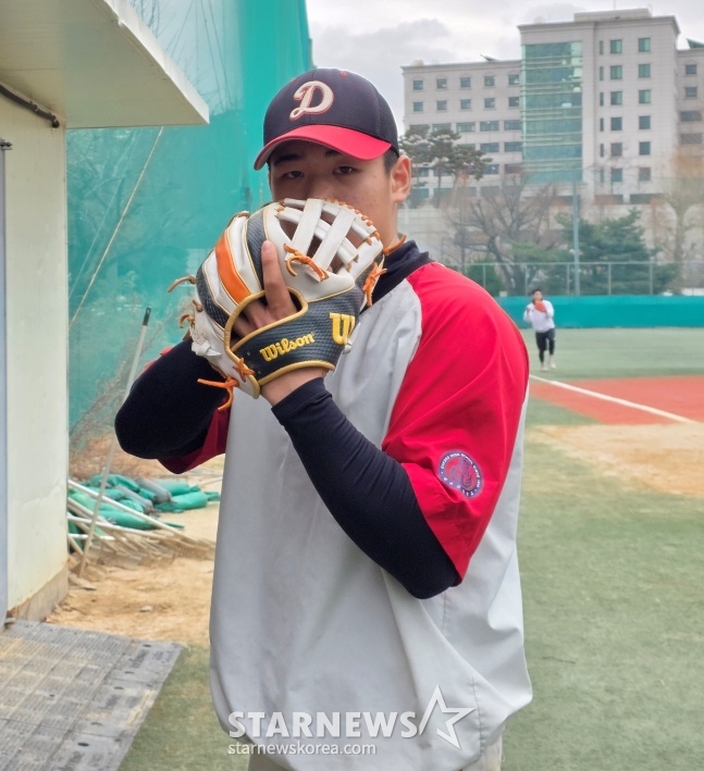 Um Jun Sang trường trung học Duk Soo gần đây đã gặp gỡ và tạo dáng với Star News tại sân vận động câu lạc bộ bóng chày trường trung học Duk Soo. /Ảnh = Phóng viên Kim Dong Yoon