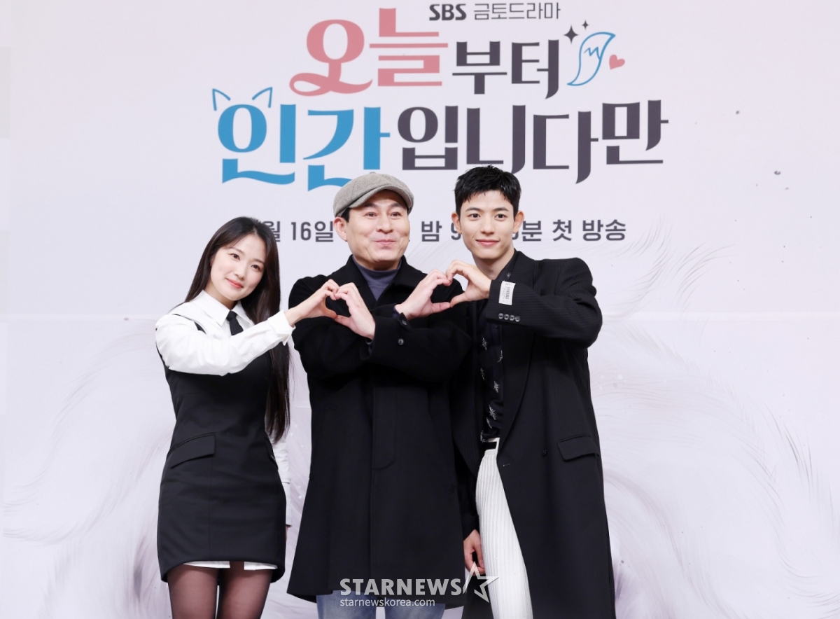 16日,演员金惠允、金正权导演、演员罗蒙出席在首尔阳川区木洞SBS举行的SBS金土剧《今天开始是人类》的制作发布会,并摆出造型,供记者们拍照。 =金辉善hwijpg@