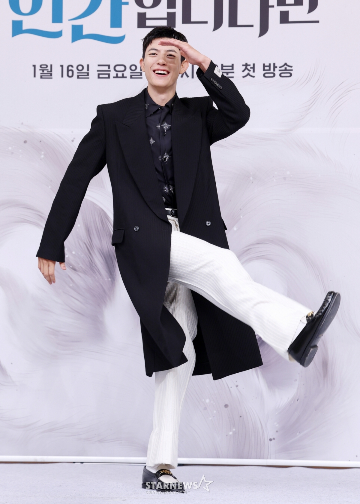 16日,演员罗蒙出席在首尔阳川区木洞SBS举行的SBS金土剧《今天开始是人类》的制作发布会,并摆出造型,供记者们拍照。 =金辉善hwijpg@