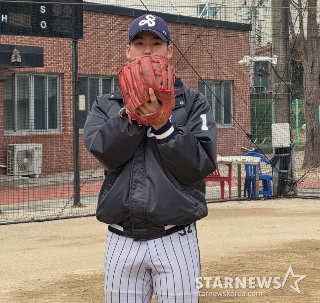 Kim Ji Woo trường trung học Seoul đã gặp gỡ Star News tại sân vận động câu lạc bộ bóng chày trường trung học Seoul vào ngày 15 và trả lời phỏng vấn. /Ảnh = Phóng viên Kim Dong Yoon