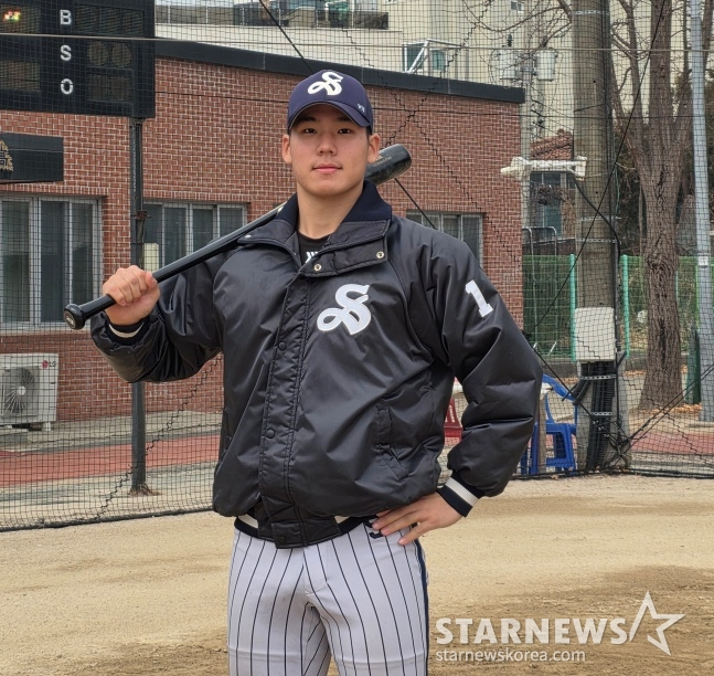 Kim Ji Woo trường trung học Seoul đã gặp gỡ Star News tại sân vận động câu lạc bộ bóng chày trường trung học Seoul vào ngày 15 và trả lời phỏng vấn. /Ảnh = Phóng viên Kim Dong Yoon