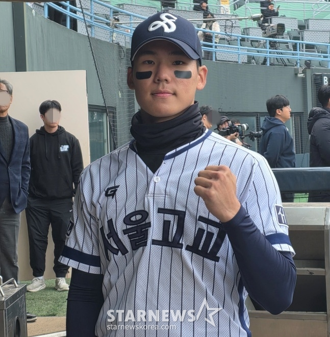 Kim Ji Woo trường trung học Seoul đã trả lời phỏng vấn Star News sau khi dẫn dắt đội vô địch cấp 3 '2025 E-Mart No Brand Bae CHAMPIONSHIP' được tổ chức tại sân bóng chày Mokdong, Seoul vào ngày 23 tháng 11 năm ngoái. /Ảnh = Phóng viên Kim Dong Yoon