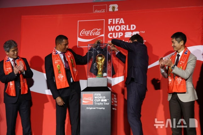 16日下午,在首尔龙山区CGV龙山IPARK购物中心举行的国际足联世界杯奖杯巡回赛媒体座谈会上,前巴西国家足球队主教练迪尔贝托•席尔瓦和前主教练车范根正在公开奖杯。 =照片=newsis。