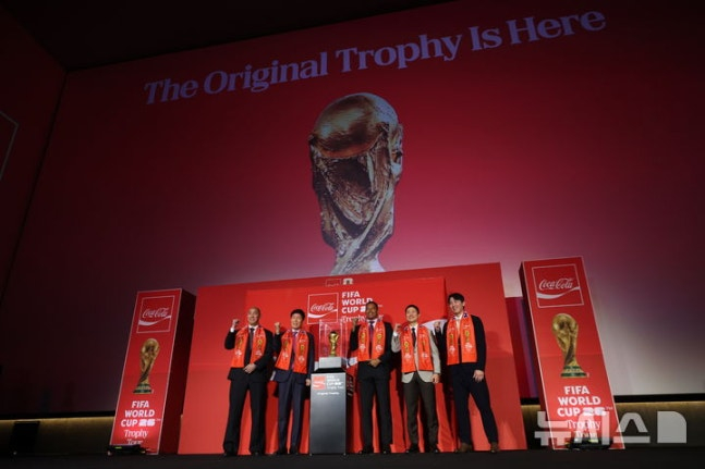 16日下午,在首尔龙山区CGV龙山IPARK购物中心举行的国际足联世界杯奖杯巡回媒体座谈会上,包括前巴西国家足球队选手迪尔贝托·席尔瓦在内的出席者们正在合影留念。 照片左起为车杜里教练、车范根前教练、席尔瓦解说员、李荣杓解说员、具滋哲前选手。 =照片=newsis。