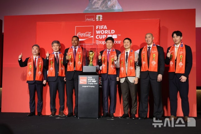 16日下午,在首尔龙山区CGV龙山IPARK购物中心举行的国际足联世界杯奖杯巡回媒体座谈会上,包括前巴西国家足球队选手迪尔贝托·席尔瓦在内的出席者们正在合影留念。 照片左起为韩国可口可乐代表理事李俊烨、大韩足球协会专务金承熙、席尔瓦、前主教练车范根、解说员李荣杓、主教练车斗里、前选手具滋哲。 =照片=newsis。