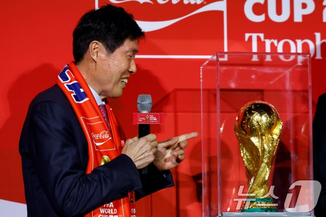  16日下午,在首尔市龙山区汉江大路CGV龙山IPARK购物中心银幕X馆举行的国际足联世界杯奖杯巡回赛媒体座谈会上,韩国足球传奇车范根前教练坦率地表达了对世界杯奖杯的感情。 =照片=news1