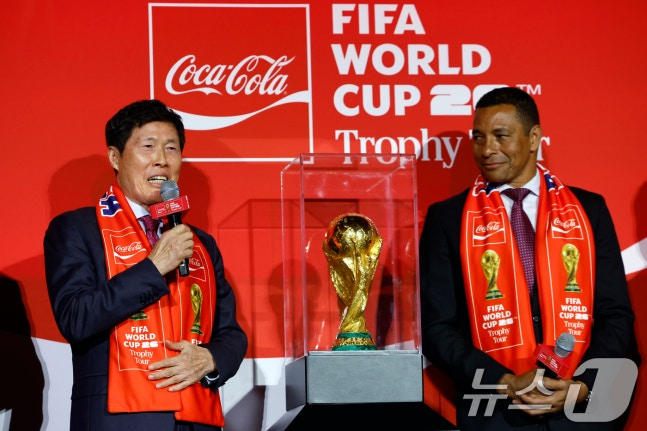  16日下午,在首尔市龙山区汉江大路CGV龙山IPARK购物中心银幕X馆举行的国际足联世界杯奖杯巡回赛媒体座谈会上,韩国足球传奇车范根前教练坦率地表达了对世界杯奖杯的感情。 =照片=news1