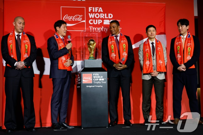 16日下午，在首尔市龙山区汉江大路CGV龙山IPARK购物中心银幕X馆举行的国际足联世界杯奖杯巡回赛媒体座谈会上，韩国足球传奇车范根（左二）坦率地表达了对世界杯奖杯的感情。 =照片=news1